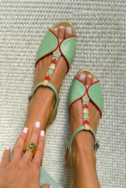 Mara Sandalias Planas Slingback con Punta Abierta y Detalle de Corazón